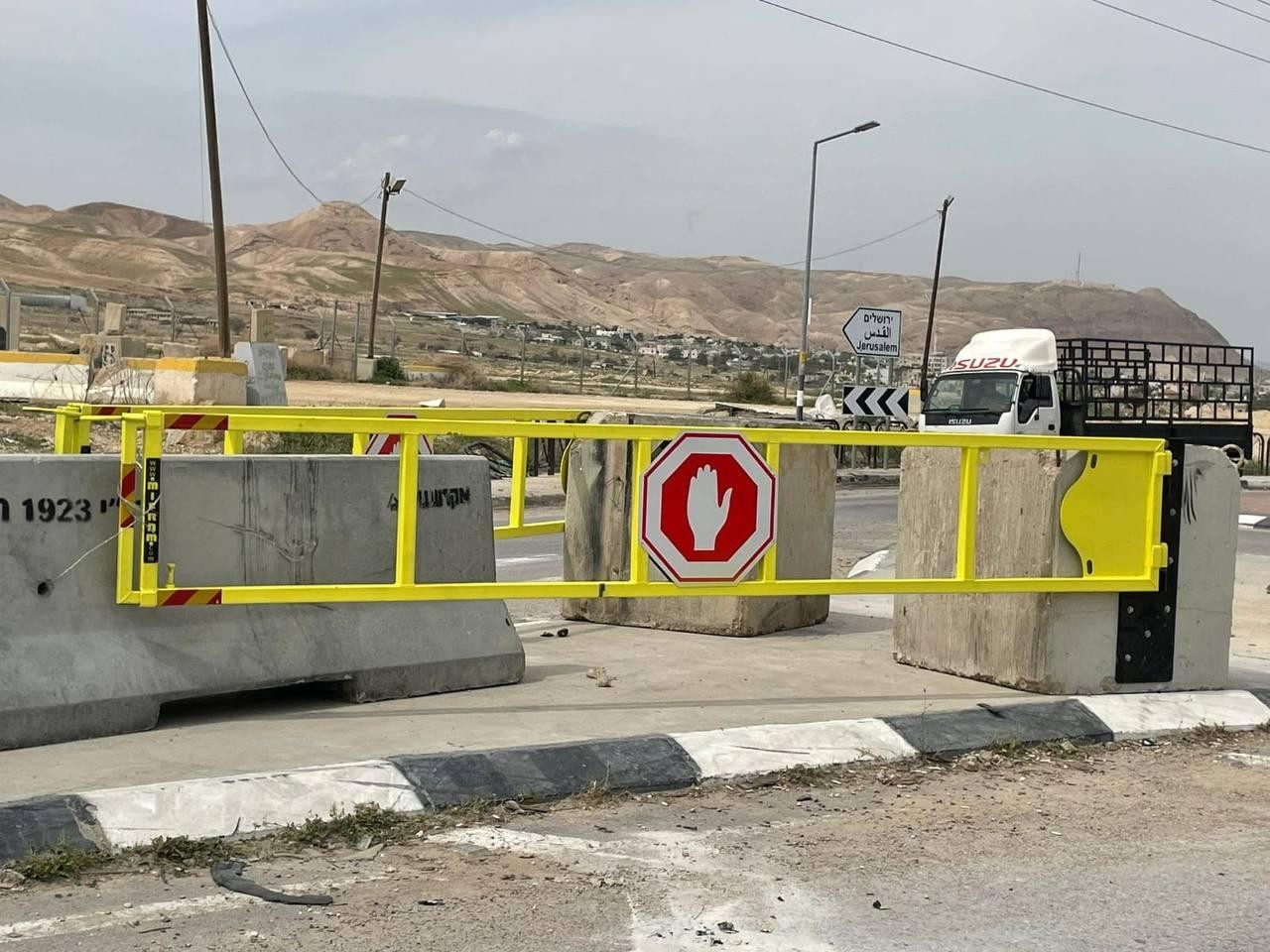 قوات الاحتلال تنصب بوابة حديدية عند مدخل الخليل الشمالي 