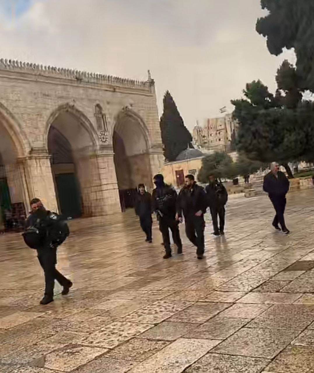 المفتي العام للقدس يُدين اقتحام الاحتلال للأقصى والاعتداء على المعتكفين وإخراجهم بالقوة