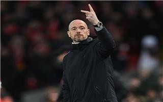 تين هاج يعذب لاعبيه باحتفالات ليفربول