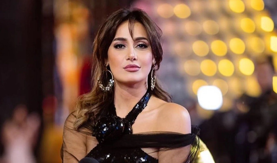 حلا شيحة تنشر صورة بـ"الشعر الكيرلي"