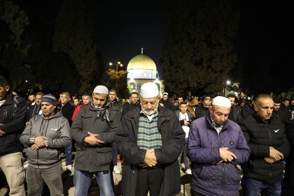 عشرات الآلاف يؤدون صلاتي العشاء والتراويح في المسجد الأقصى