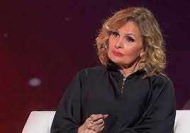 يسرا تكشف تفاصيل مكالمة مع دلال عبد العزيز في جنازة سمير غانم