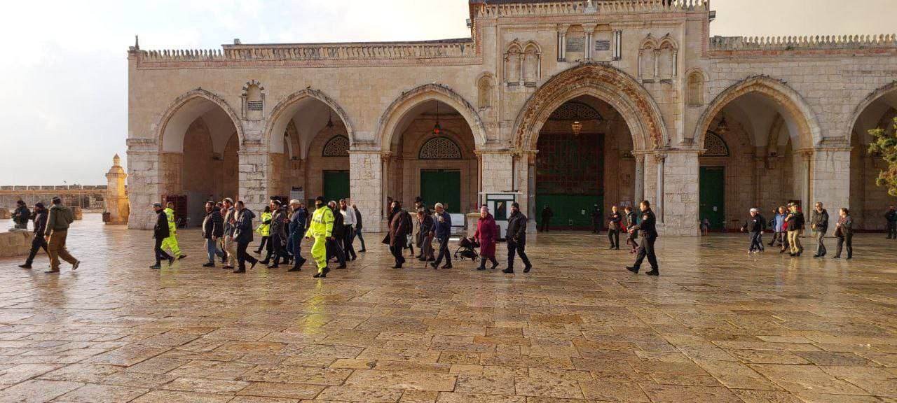 عشرات المستوطنين المتطرفين يقتحمون باحات المسجد الأقصى المبارك