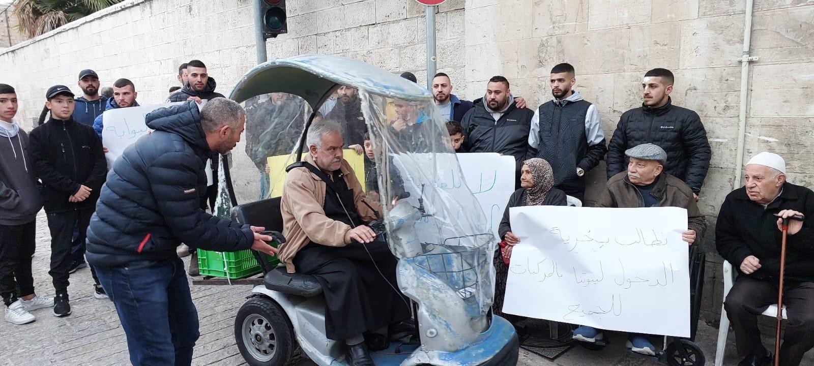 أهالي البلدة القديمة يرفضون قرار الاحتلال منعهم من دخول "باب الأسباط" بمركباتهم