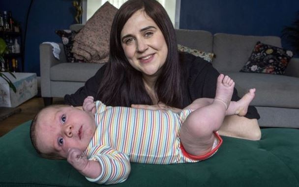 أم تكشف تفاصيل إنجابها أحد أكثر الأطفال وزنًا فى المملكة المتحدة