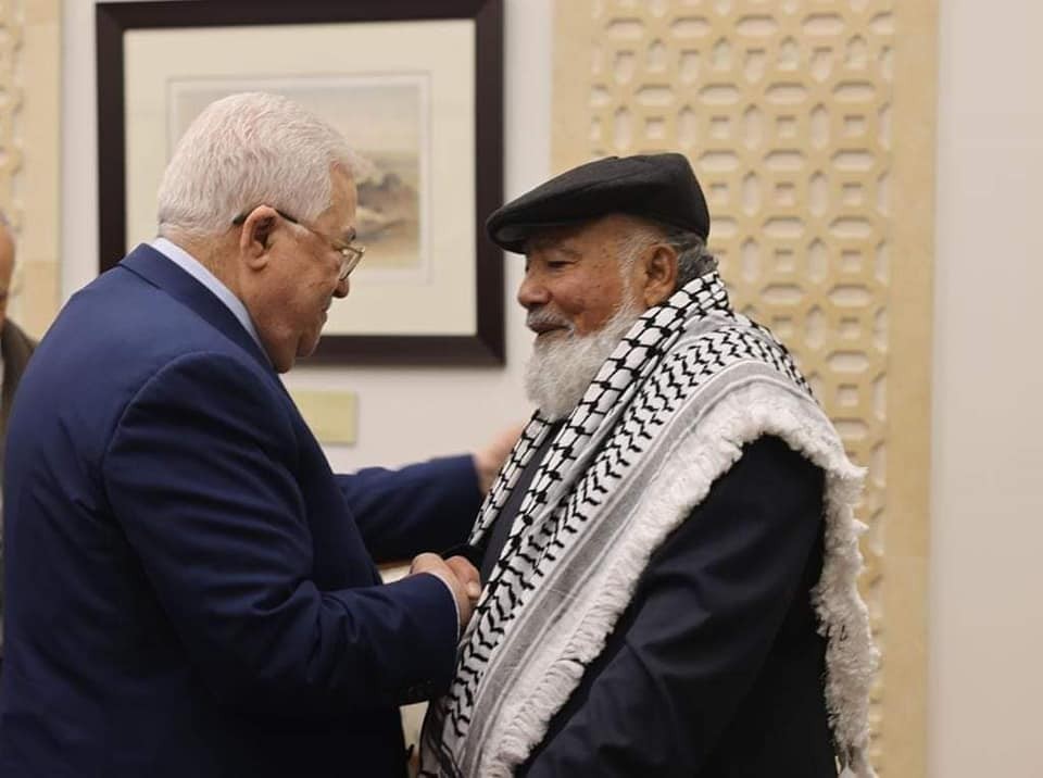الرئيس عباس يستقبل شيخ الأسرى فؤاد الشوبكي في مقر الرئاسة برام الله