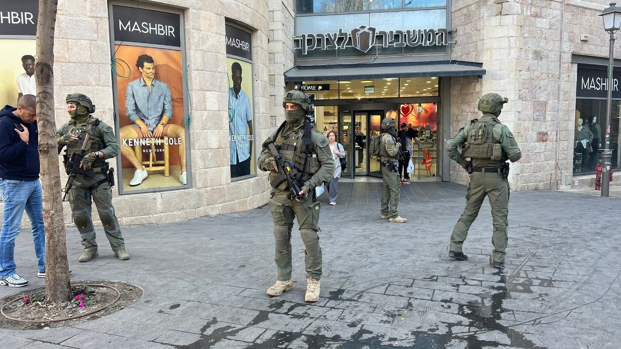 قوات الاحتلال تعتقل المشتبه به بتنفيذ عملية بالقدس
