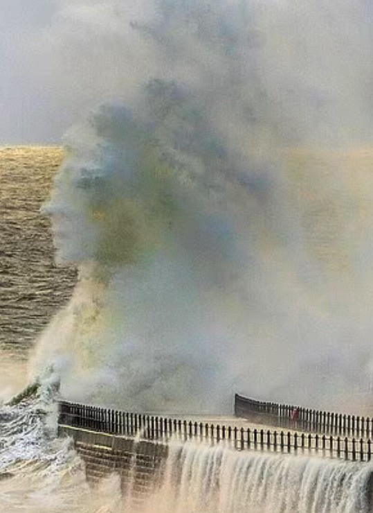 لقطة مذهلة لموجة بحر عالية تشكل ما يشبه وجه الملكة الراحلة إليزابيث الثانية