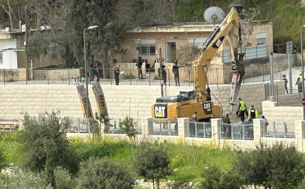 الاحتلال يهدم منازل في القدس المحتلة ويستولي على "كرفانات" في أريحا