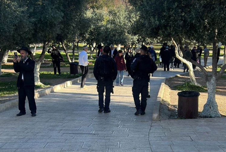 عشرات المستوطنين المتطرفين يقتحمون باحات الأقصى المبارك
