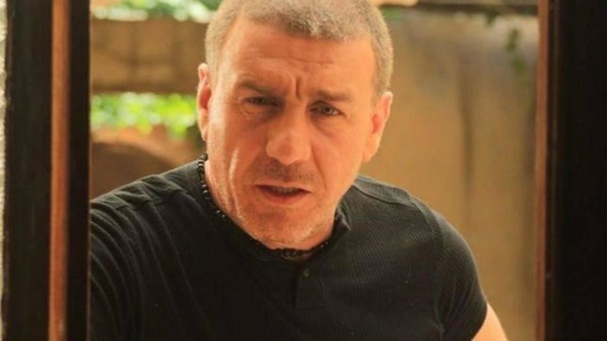 شاهد: زميل وزميلة في المهنة يزوران شهادة وفاة وائل رمضان وهو على قيد الحياة!