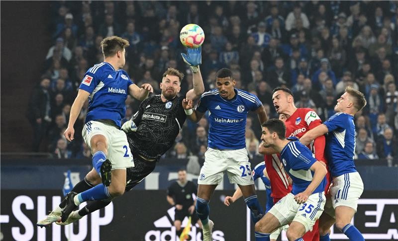 بالصور : فوز كبير لشالكه على هيرتا برلين ينعش به آماله في البقاء بالبوندسليجا