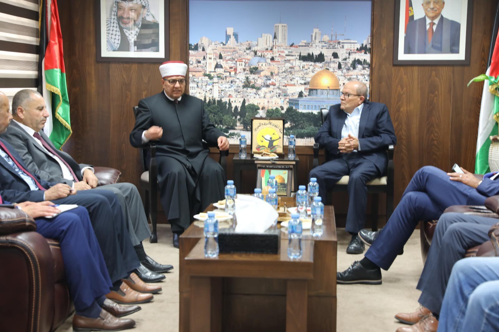 أبو بكر يبحث ترتيبات مكرمة الحج لذوي الأسرى مع وزير الأوقاف