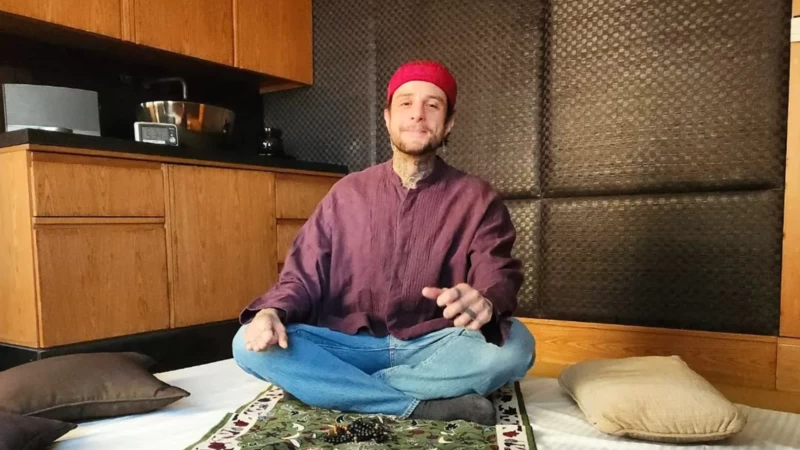 شاهد: الفنان أحمد الفيشاوي على السجادة الصلاة.. والمتابعون يدعون له بالهداية