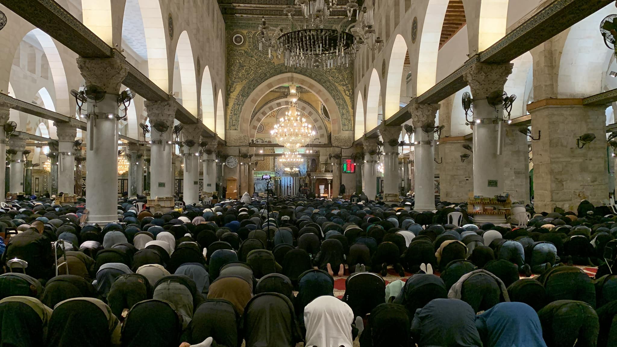 20 ألف مصلٍّ يؤدون صلاتي العشاء والتراويح في رحاب الأقصى