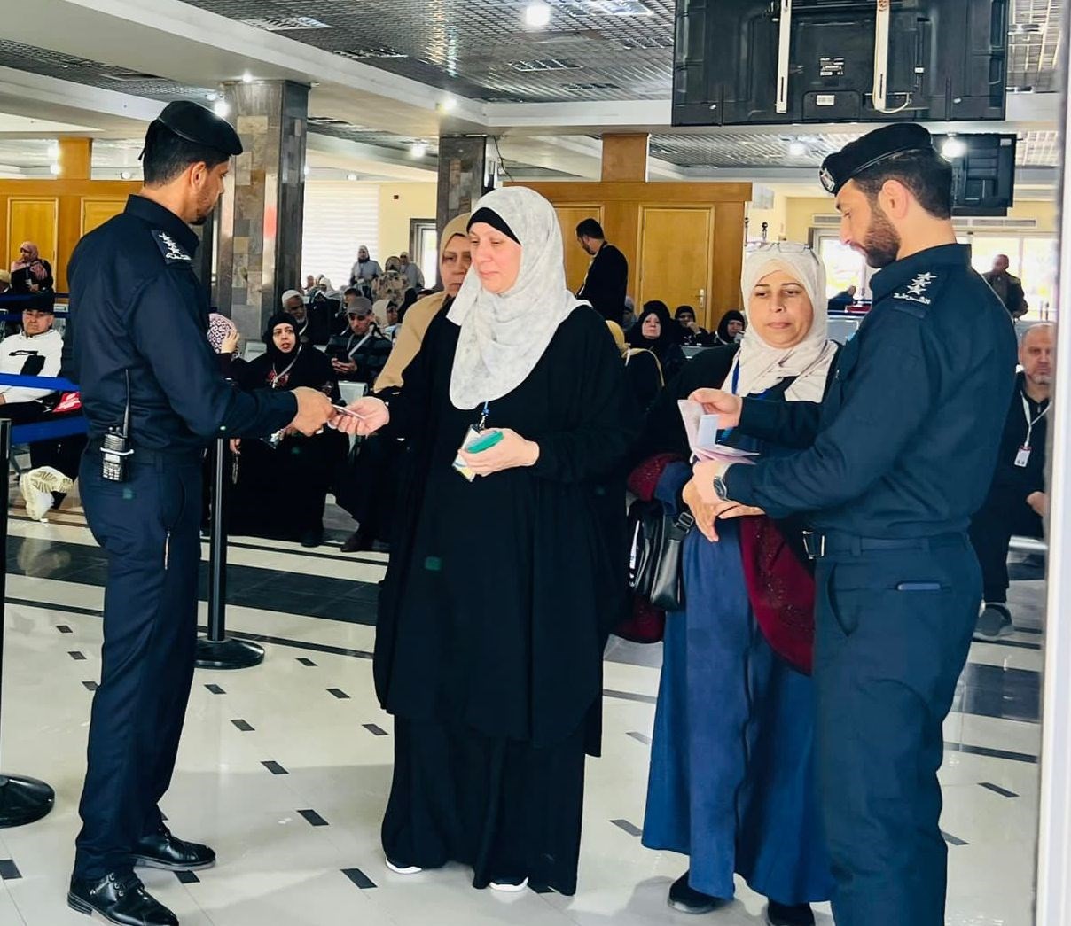 أطقم الداخلية تُسهل مُغادرة الفوج الـ13 لمعتمري قطاع غزة