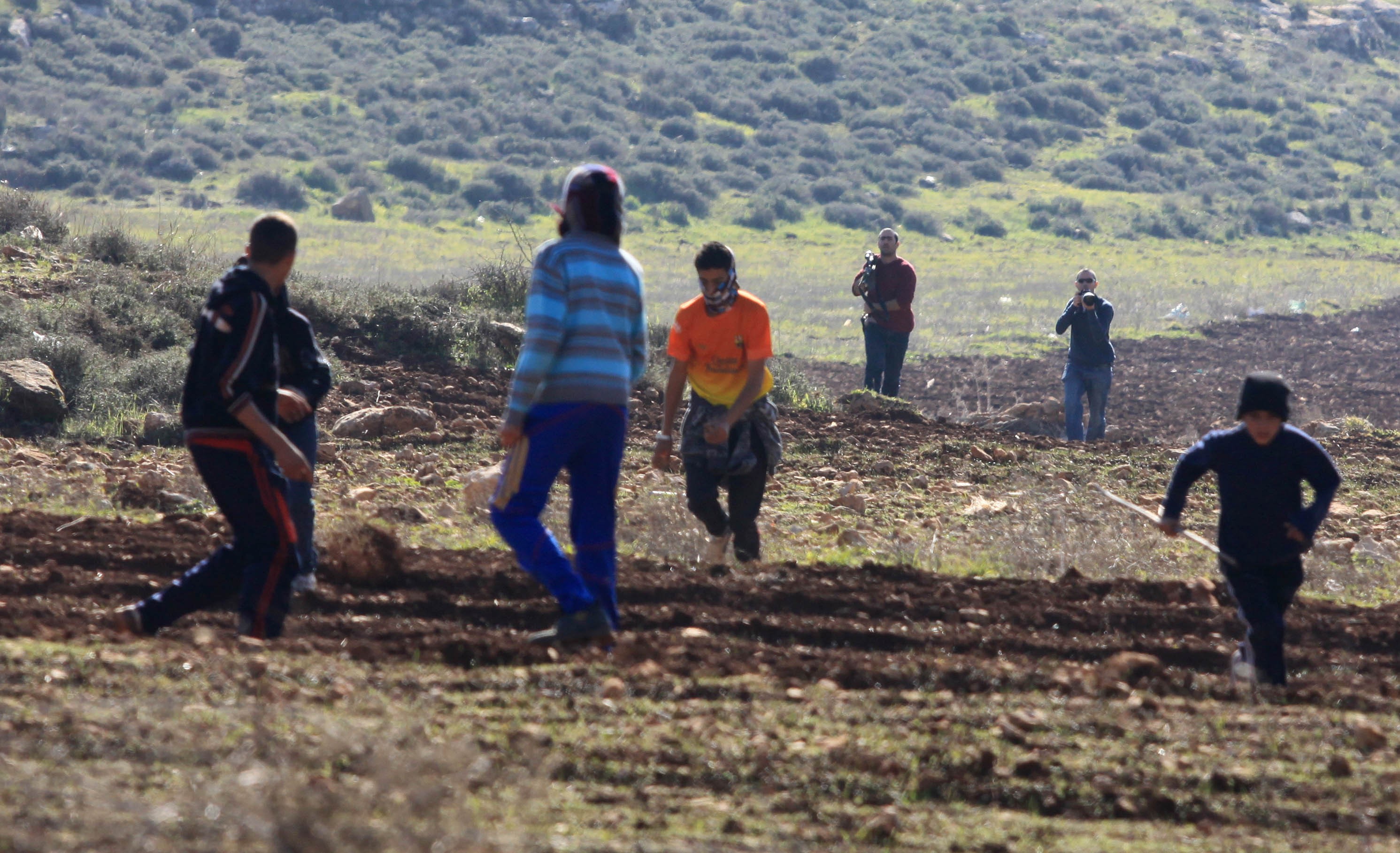 إصابة 4 مستوطنين جراء رشقهم بالحجارة قرب قرية مخماس