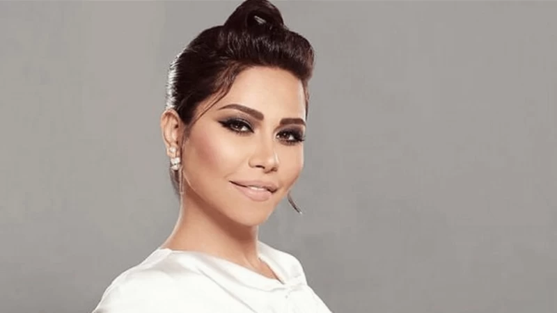 بالفيديو : شيرين عبدالوهاب تسقط على المسرح بشكل صادم.. وردّة فعل غريبة منها