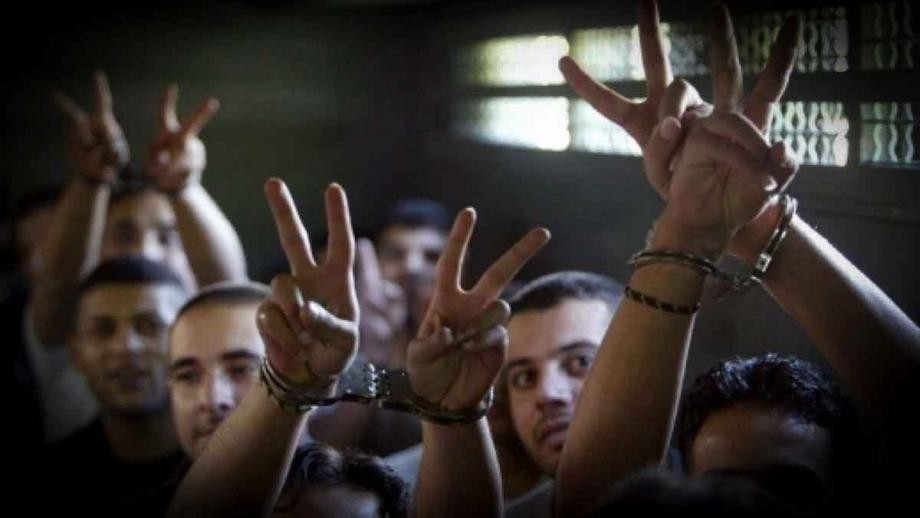الاحتلال يغلق كافة الأقسام بالسجون ويفرض عقوبات على الأسرى