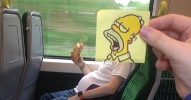 رسام يحول المسافرين معه فى القطار لشخصيات كرتونية