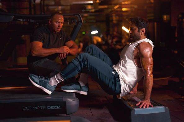 أصعب فيلم... تامر حسني ينشر صور جديدة من تحضيرات فيلمه الجديد تاج