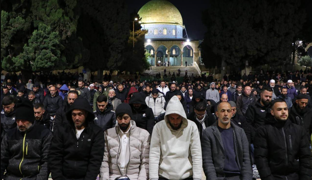 أكثر من 20 ألف مصلٍّ يؤدون صلاتي العشاء والتراويح في باحات المسجد الأقصى
