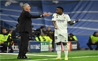 بيريز يكافئ فينيسيوس بعقد خيالي