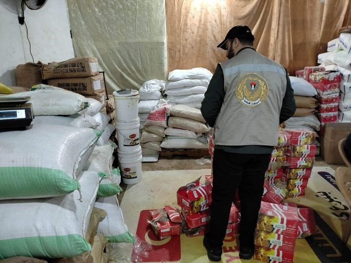 غزة: المباحث العامة تضبط 17 طنًا من المواد الغذائية الفاسدة