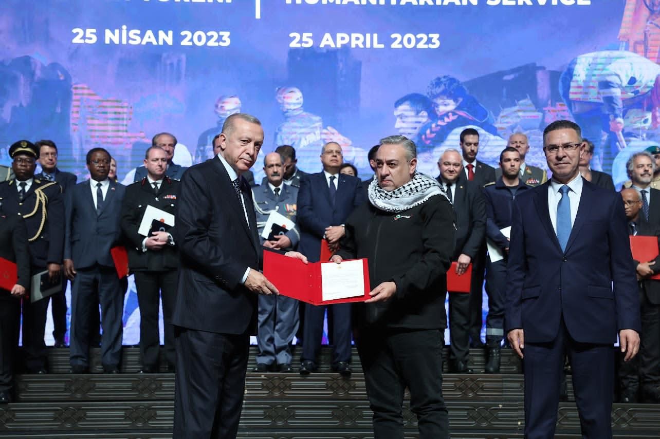 أردوغان يمنح فريق فلسطين الطبي وسام الجمهورية للتضحية وشهادة التقدير