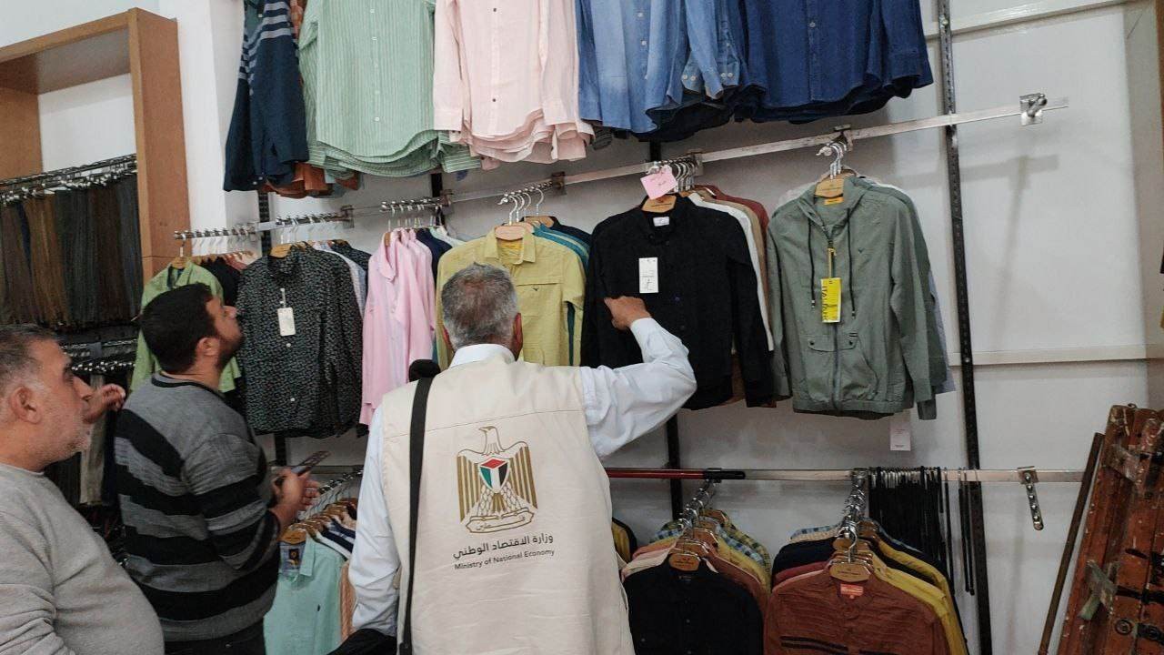 بالصور: جولات رقابية على محلات الملابس في خانيونس