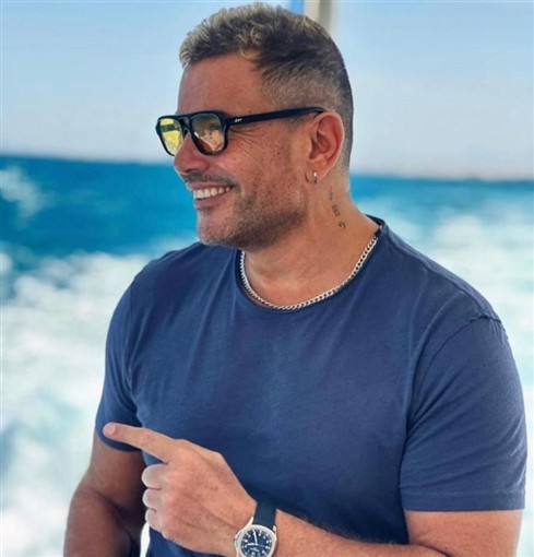 "قولي إسمك" عمرو دياب يخطف الانظار بتاتو جديد