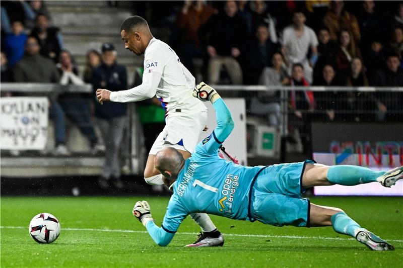 بالصور.. مبابي يقود باريس لعبور آنجيه