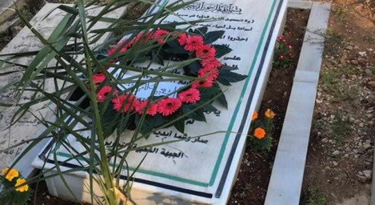 وضع أكاليل الزهور على قبور الشهداء في مدن الضفة