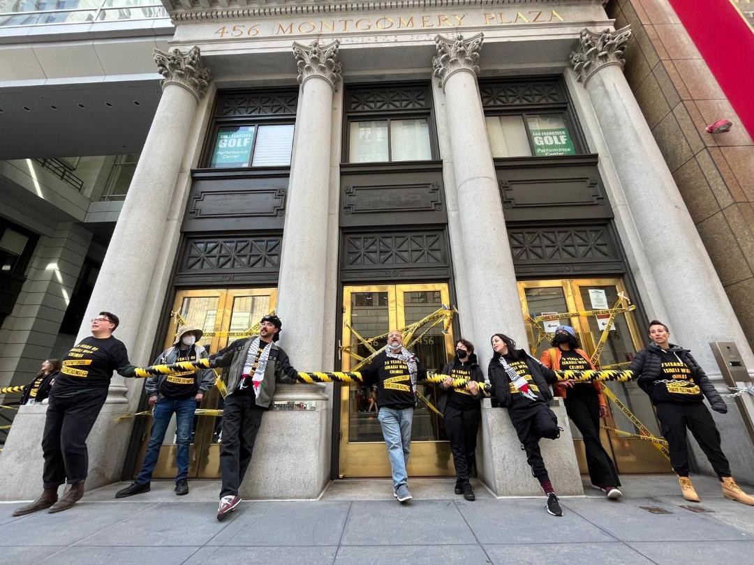 نشطاء يغلقون مداخل القنصلية الإسرائيلية في كاليفورنيا بسلاسل حديدية