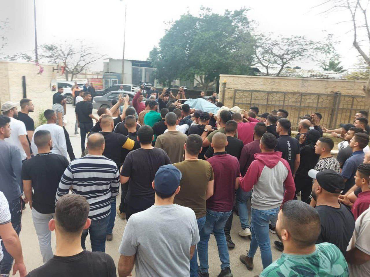 أهالي مخيم عقبة جبر يُشيعون جثمان الشهيد الطفل محمد بلهان