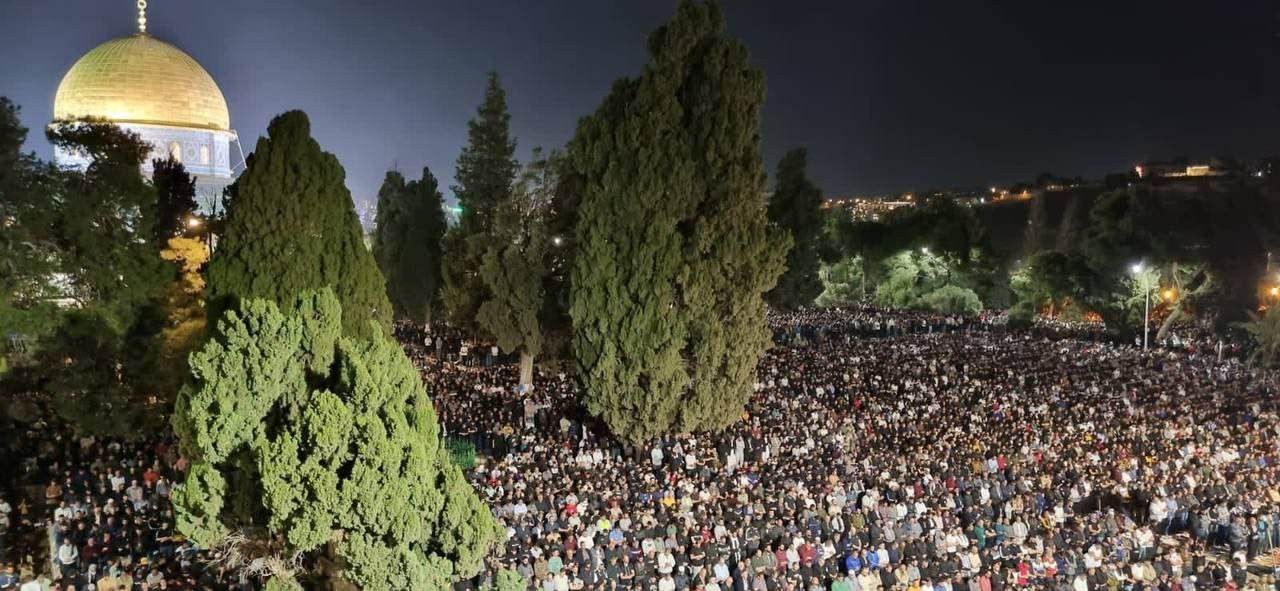 حوالي 280 ألف فلسطيني يؤدون صلاة التراويح وقيام ليلة الـ27 من رمضان في باحات الأقصى