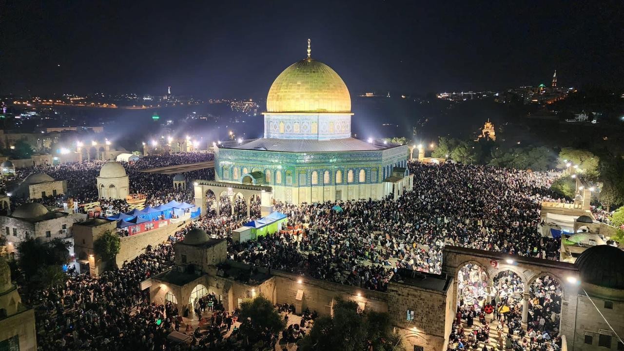 مئات الآلاف يتوافدون لباحات المسجد الأقصى