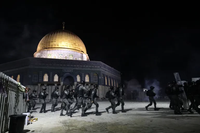 قوات الاحتلال تفرغ المسجد الأقصى من المعتكفين والمعتكفات
