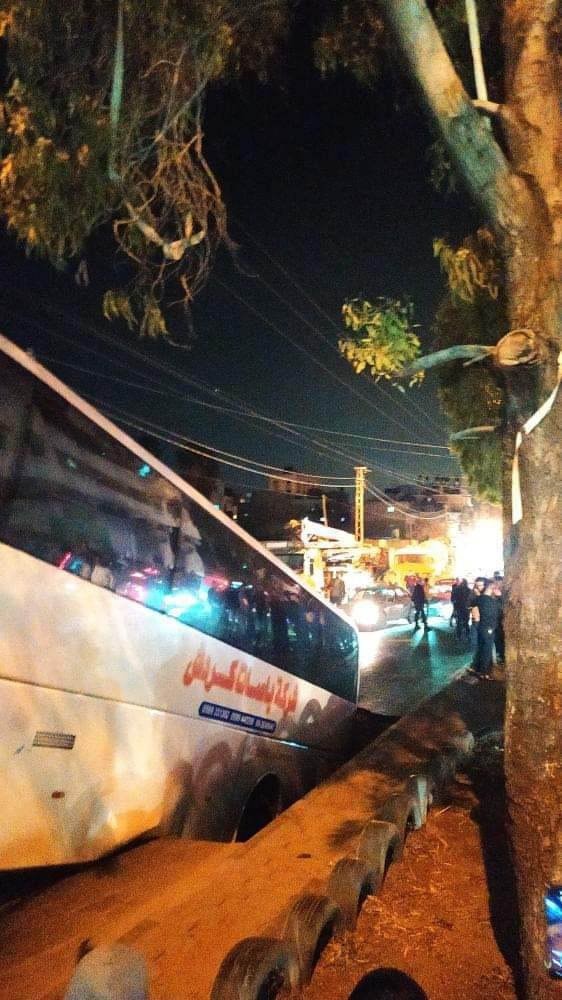 سقوط حافلة جراء انهيار بالتربة في غزة