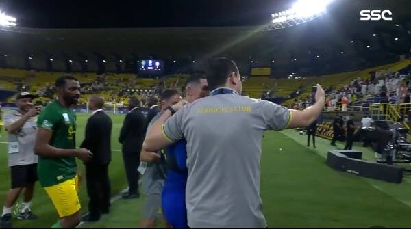 بالصور.. كريستيانو يصب غضبه على عضو بجهاز الخليج