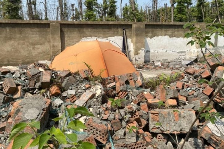 صينى يعيش فى خيمة بالشارع.. لهذا السبب؟!