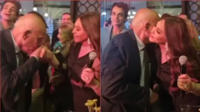 مجدي يعقوب يقبل يد إليسا في إحدى حفلاتها