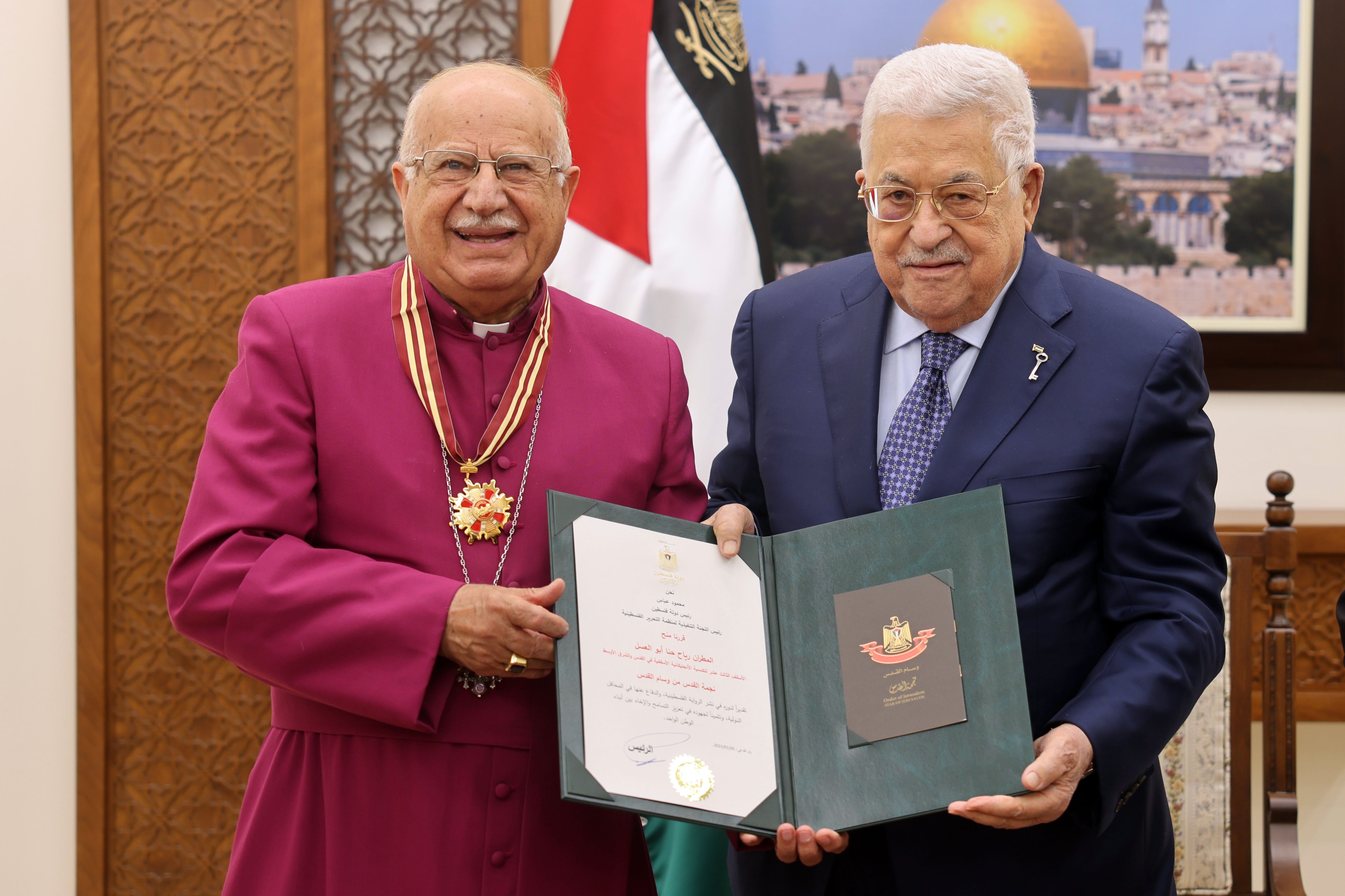 الرئيس عباس يقلد المطران رياح حنا أبو العسل نجمة القدس