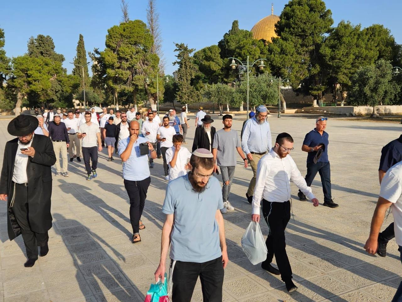 عشرات المستوطنين المتطرفين يقتحمون باحات الأقصى بحماية مشددة من شرطة الاحتلال