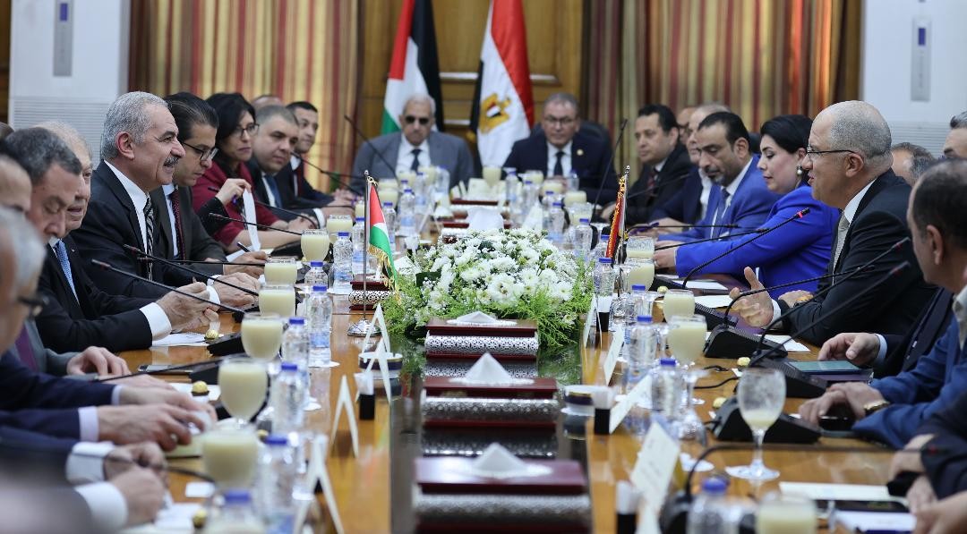 اشتية يلتقي برئيس اتحاد الصناعات المصرية في القاهرة