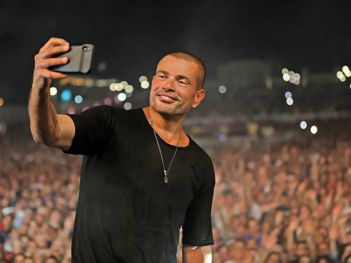 عمرو دياب يتعامل بـ "عنف" مع معجب.. دفعه بطريقة صادمة