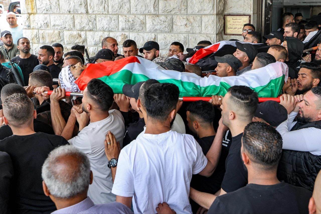 أهالي مخيم بلاطة يُشيعون جثامين 3 شهداء
