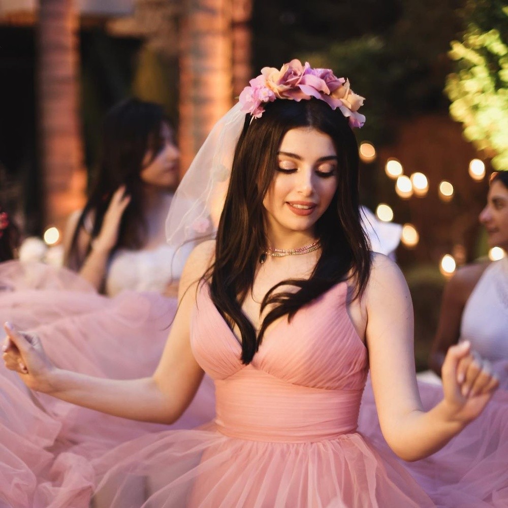 ماريتا الحلاني تودع العزوبية بإطلالة وردية ناعمة