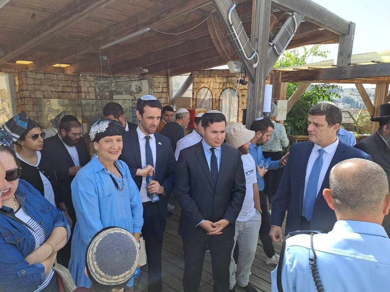 بدء "مسيرة الأعلام" بمشاركة أعضاء كنيست في باحات المسجد الأقصى