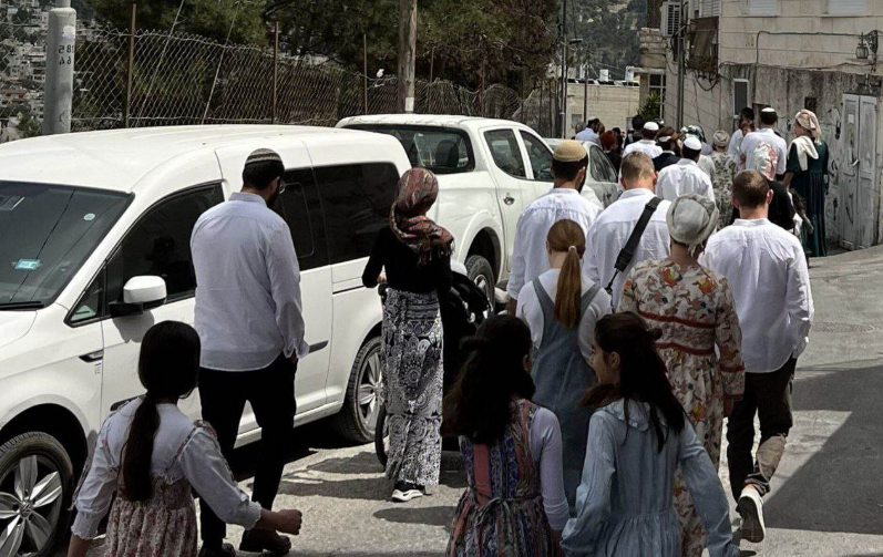 جنين: مستوطنون يقتحمون قرية جلبون واندلاع مواجهات مع الشبان  